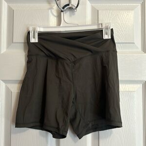 Biker shorts crisscross front seam high rise